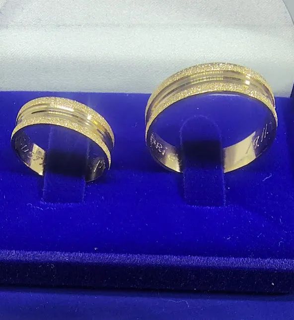 Alianças Ouro 18 Kilates Noivado Casamento Peso 7.30 Gramas 6 mm Detalhes  Lisa e Fosca no - Foto 5