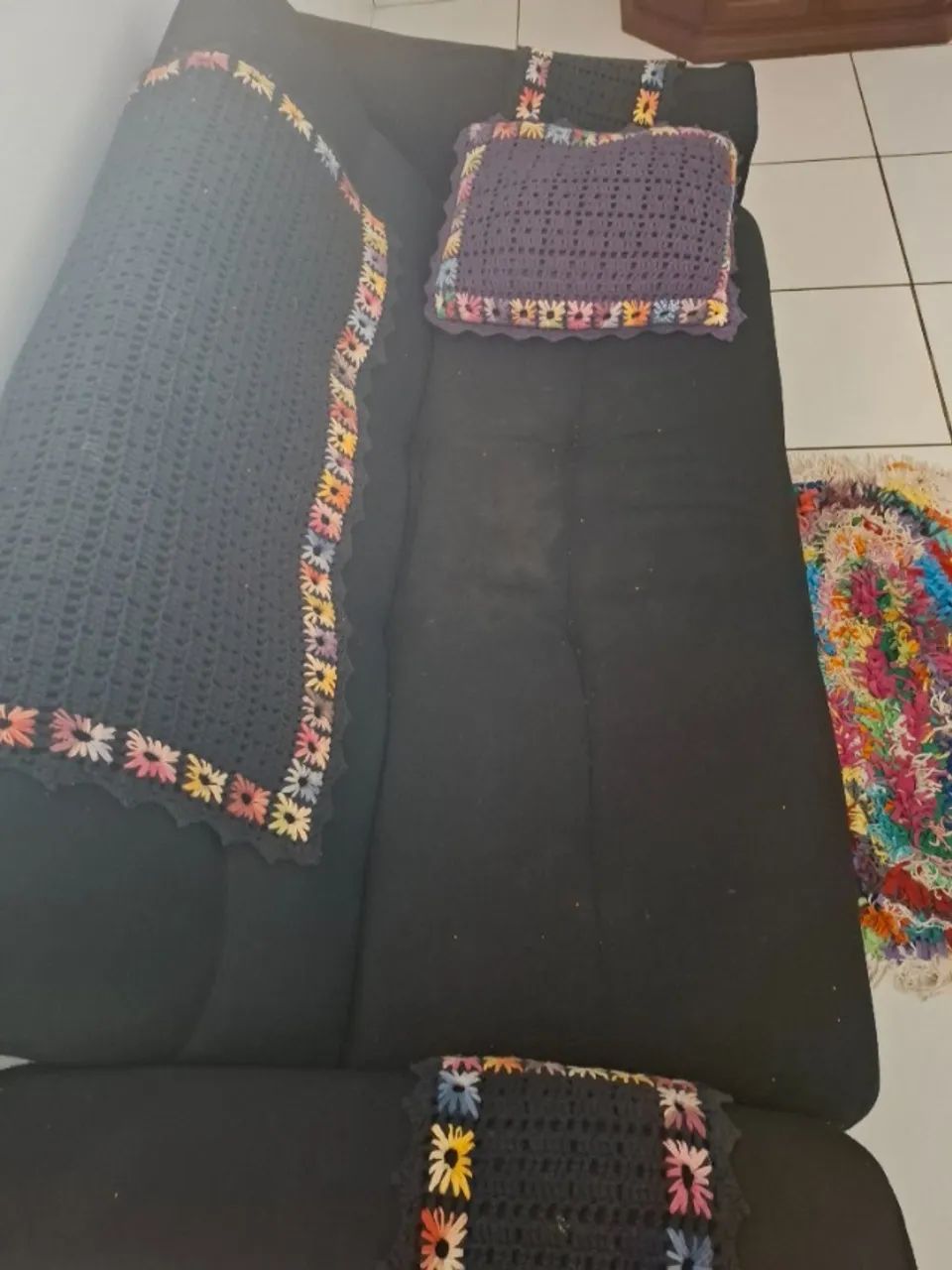 Sofá-cama preto, confortável e prático