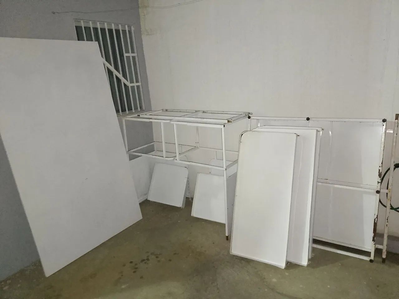 Espositor com prateleiras e estrutura para fazer um balcão ? - Foto 4