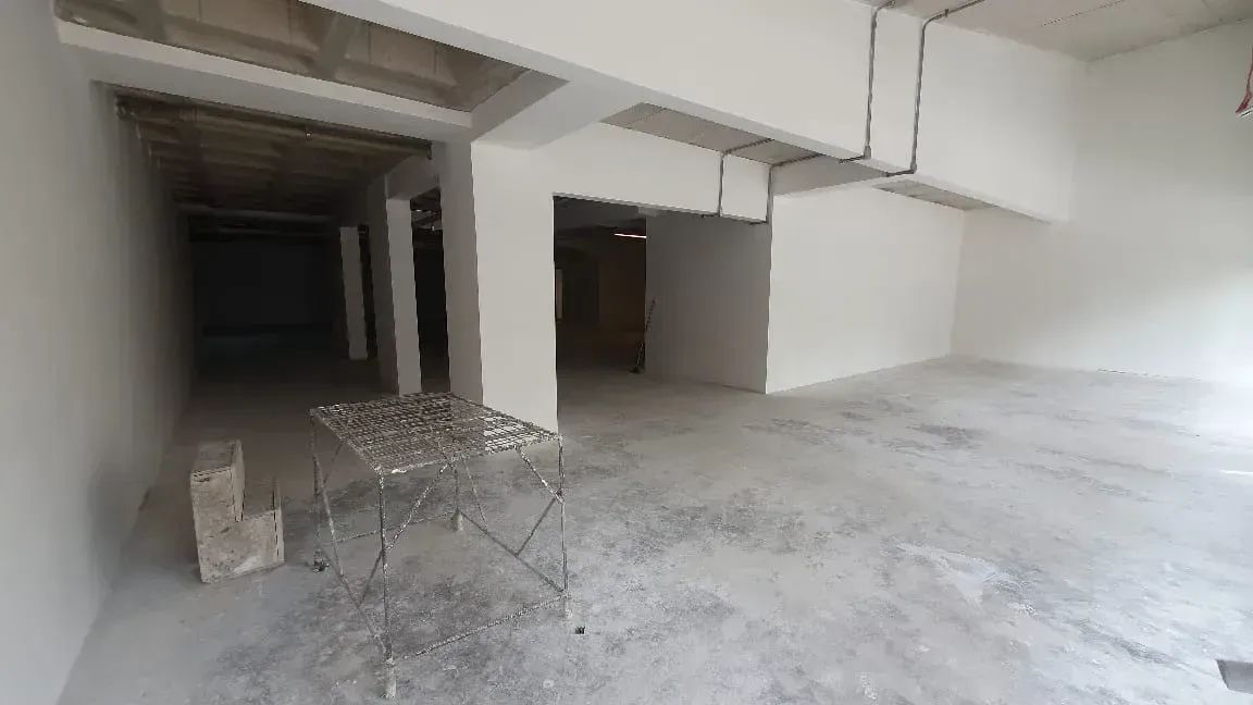 Loja nova com 390 m2 e excelente frente de vidro - Foto 2