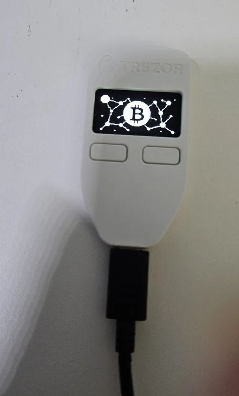 Trezor One - Carteira De Hardware Para Criptomoedas - Foto 3