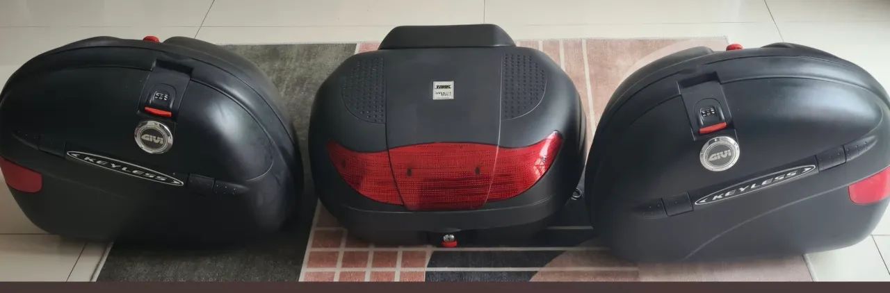 Vendo conjunto com 1 baú traseiro e 2 laterais