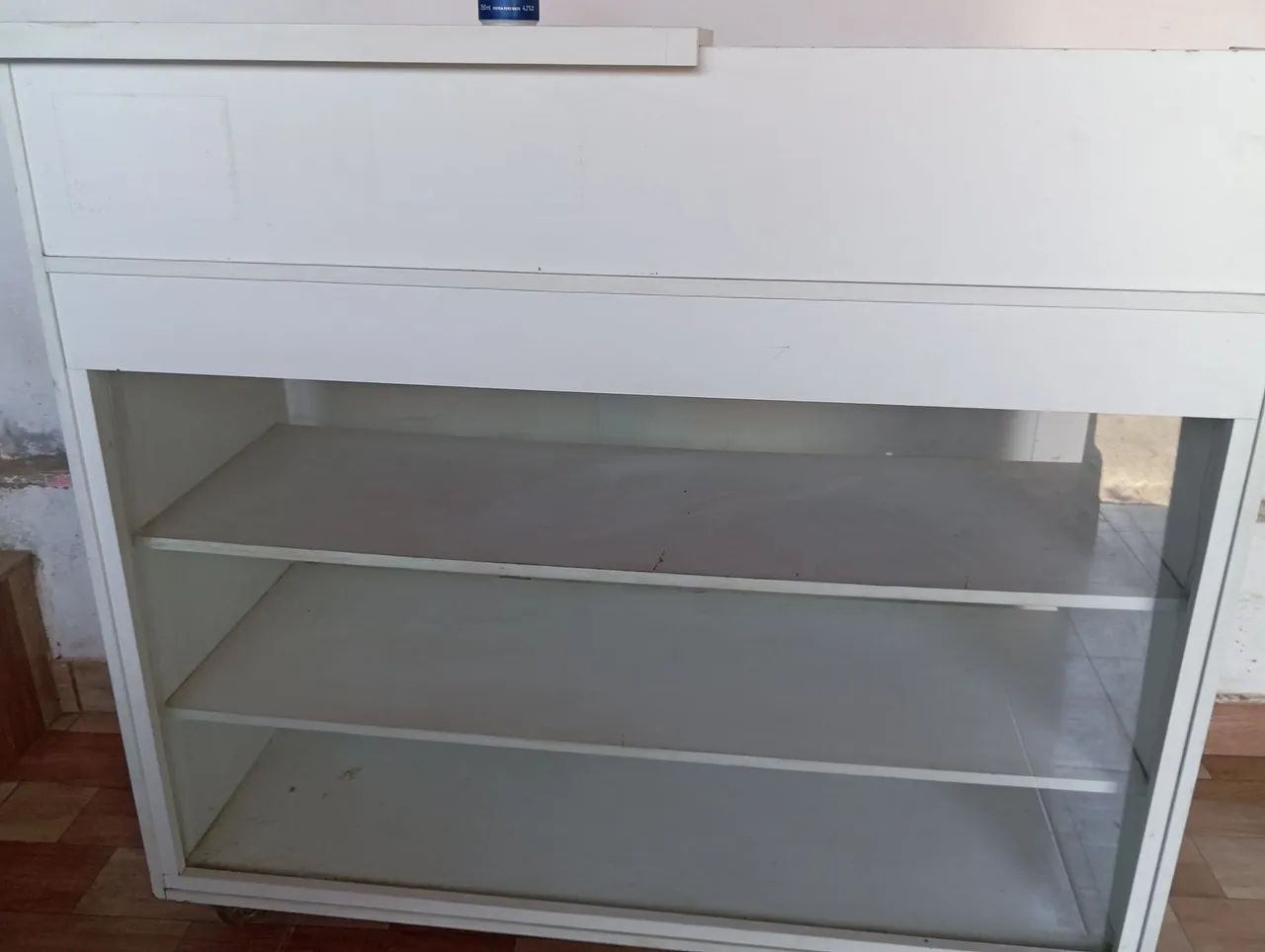 Vendo uma vitrine 
