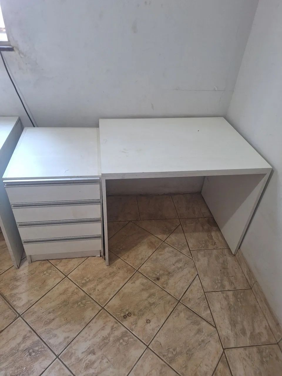 Mesa de escritorio branca com gaveta  - Foto 4