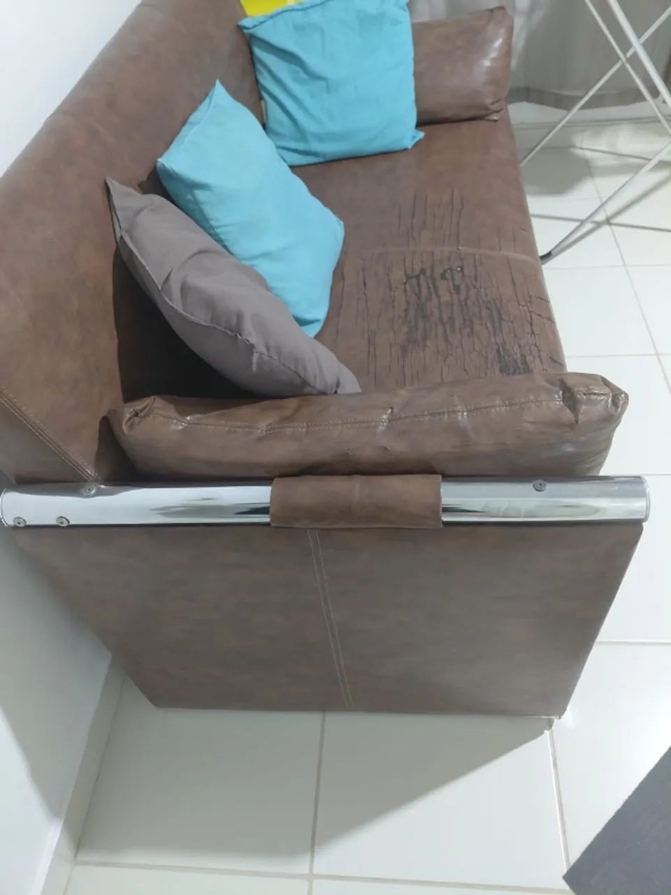 Sofá Box 2 Lugares com Estrutura de Alumínio - Couro Sintético Marrom - Foto 3