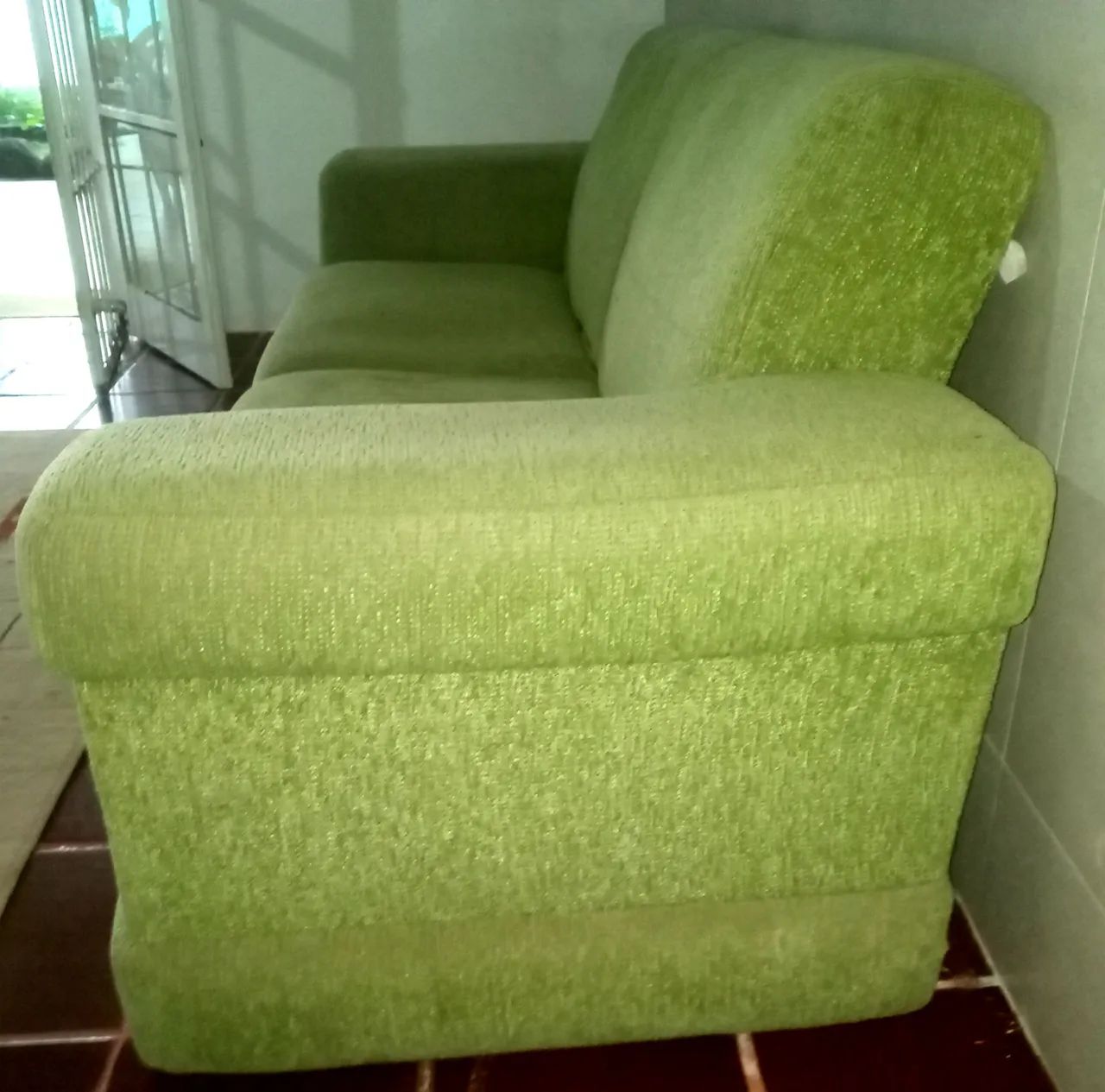 Sofa tres lugares de chenile verde limão usado - Foto 2