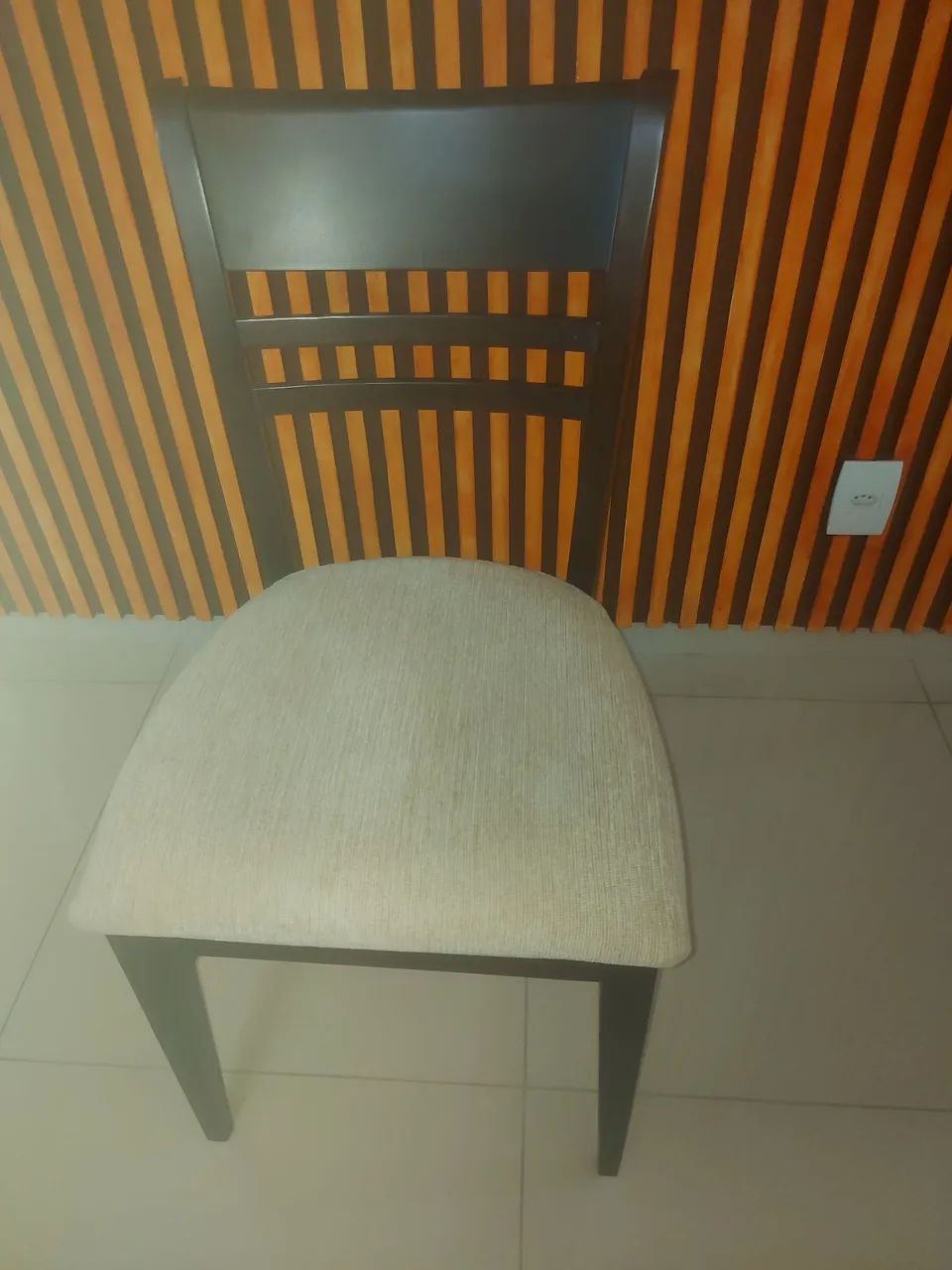 Mesa de jantar com seis cadeiras em madeira - Foto 4