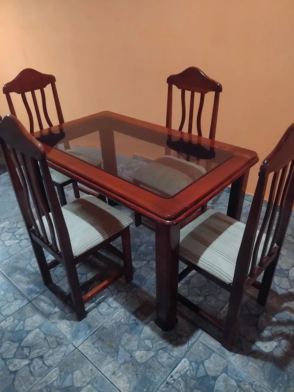Mesa 4 cadeiras madeira maciça (Entrego) - Foto 3