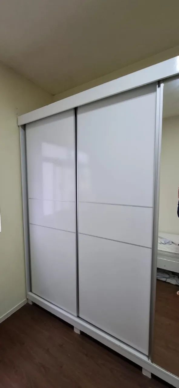 Guarda roupa grande com portas de correr e espelho - Foto 3