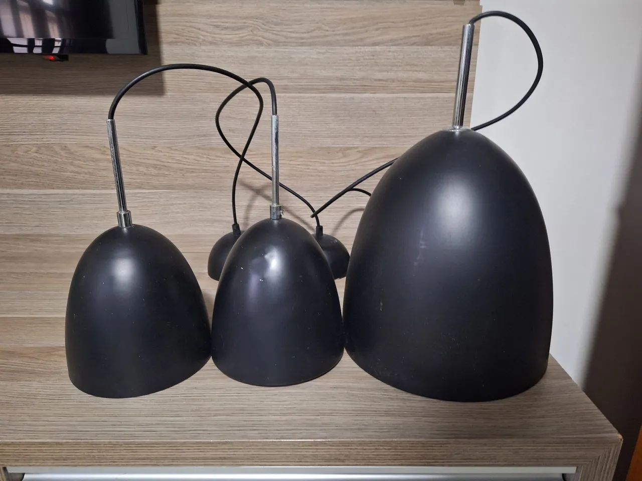 Pendentes 220v preto dois menores e um maior