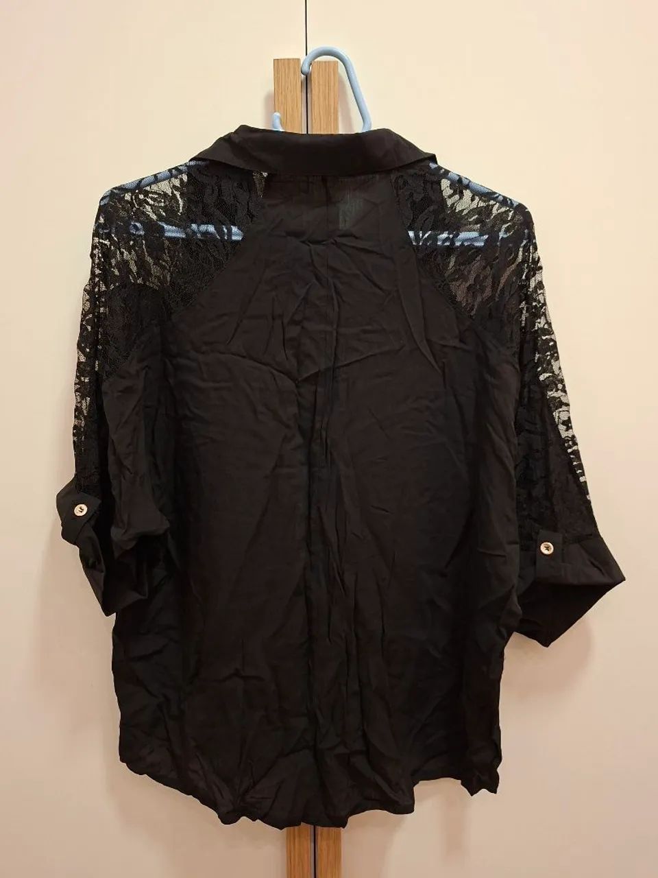 Camisa de tecido com detalhes de renda nas mangas e ombro - Foto 2