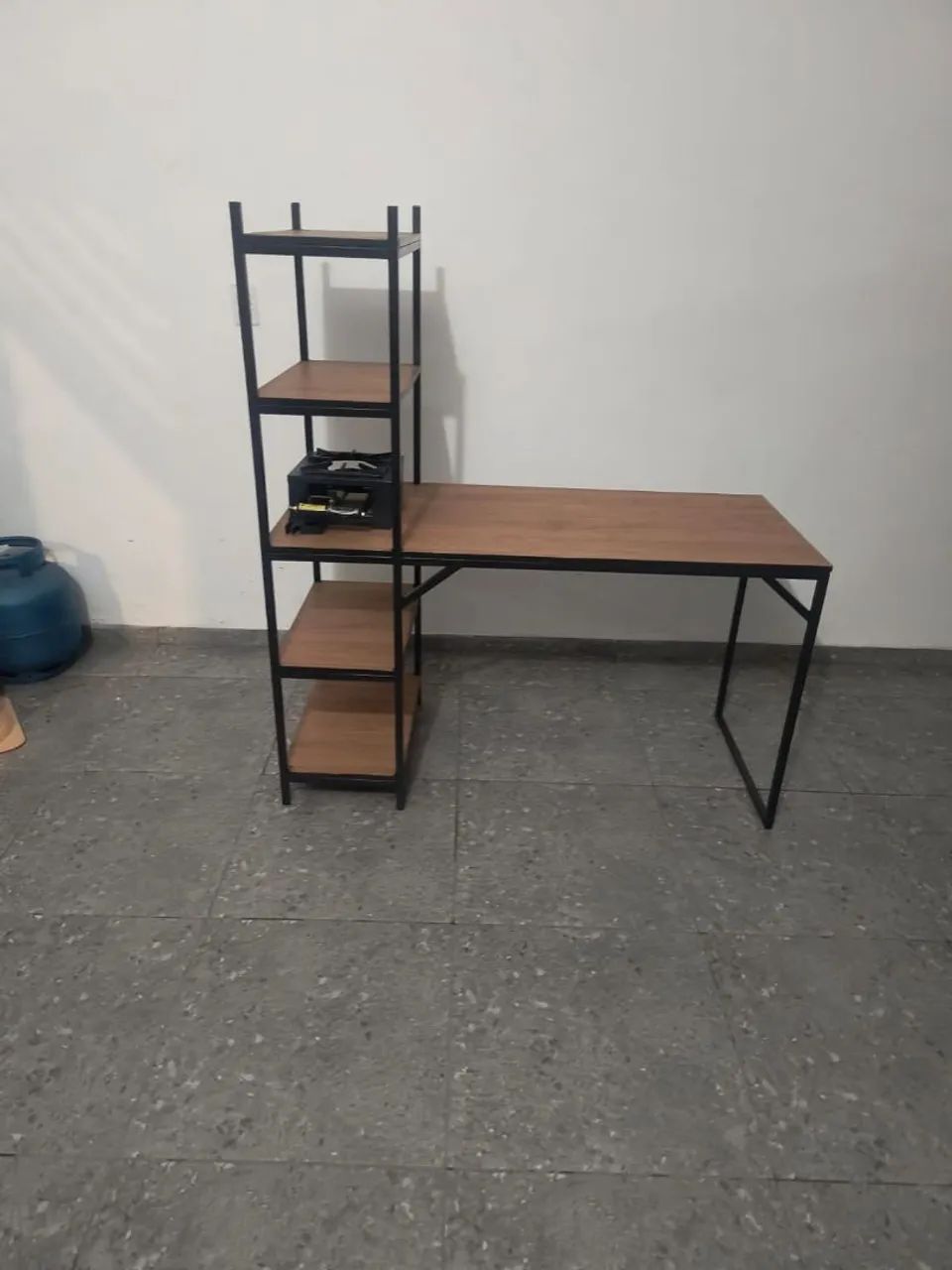 Escrivaninha estilo industrial com prateleiras - Foto 3