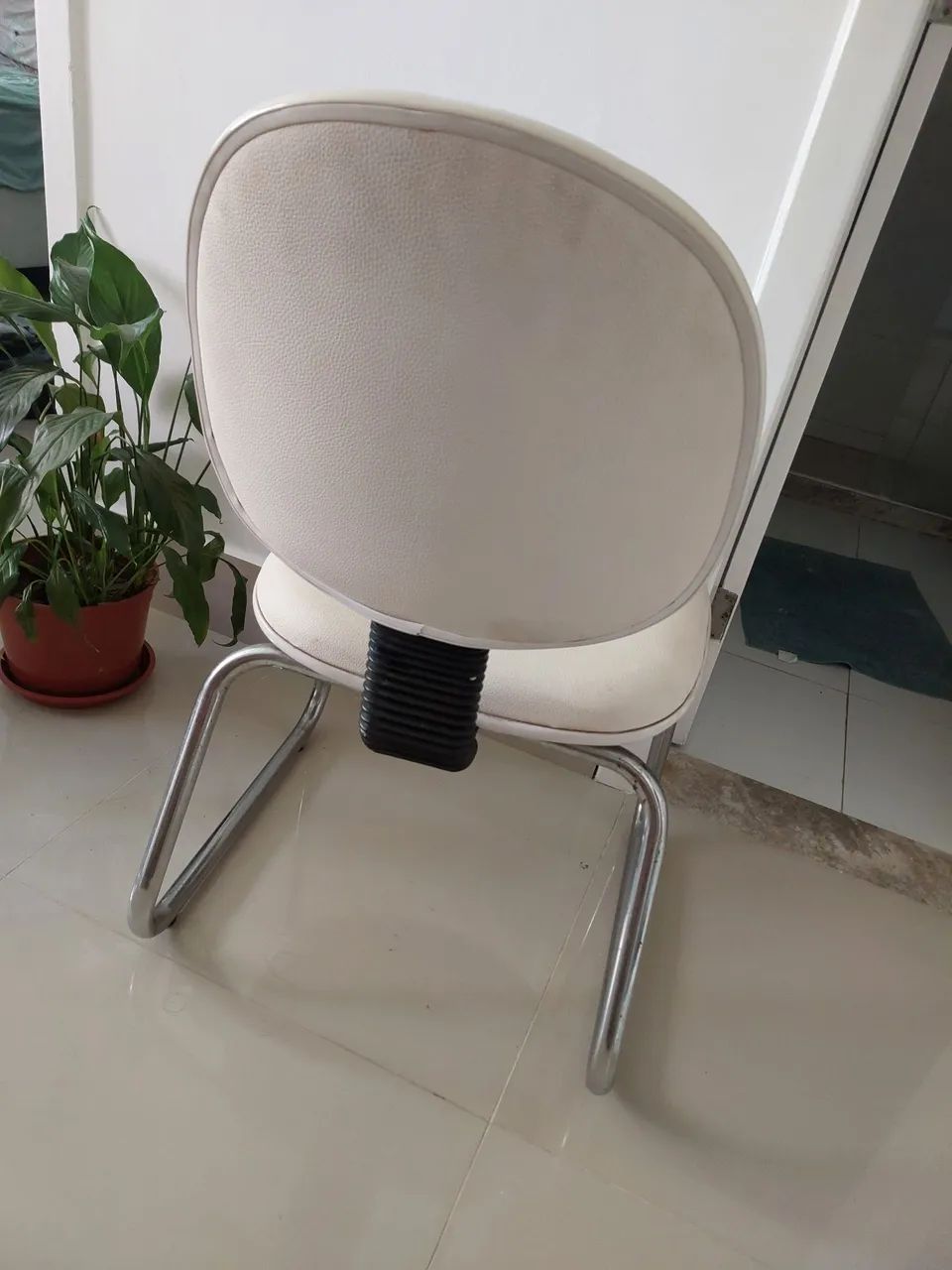 Cadeira branca 90,00 - Foto 3