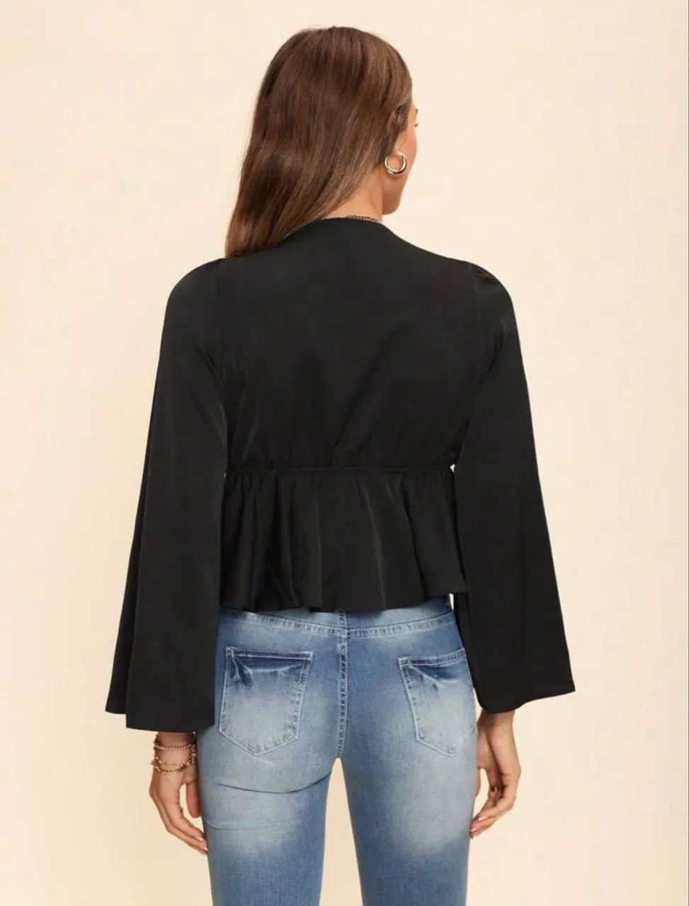 blusa peplum preta com decote v profundo e amarração frontal. Tamanho M - Foto 4