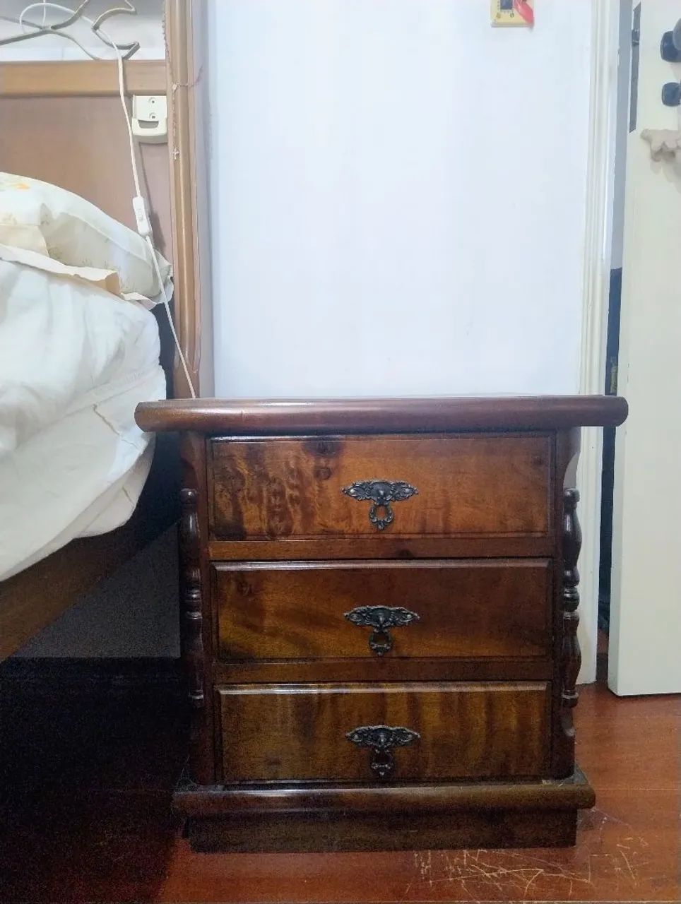 Mesa de cabeceira madeira maciça 