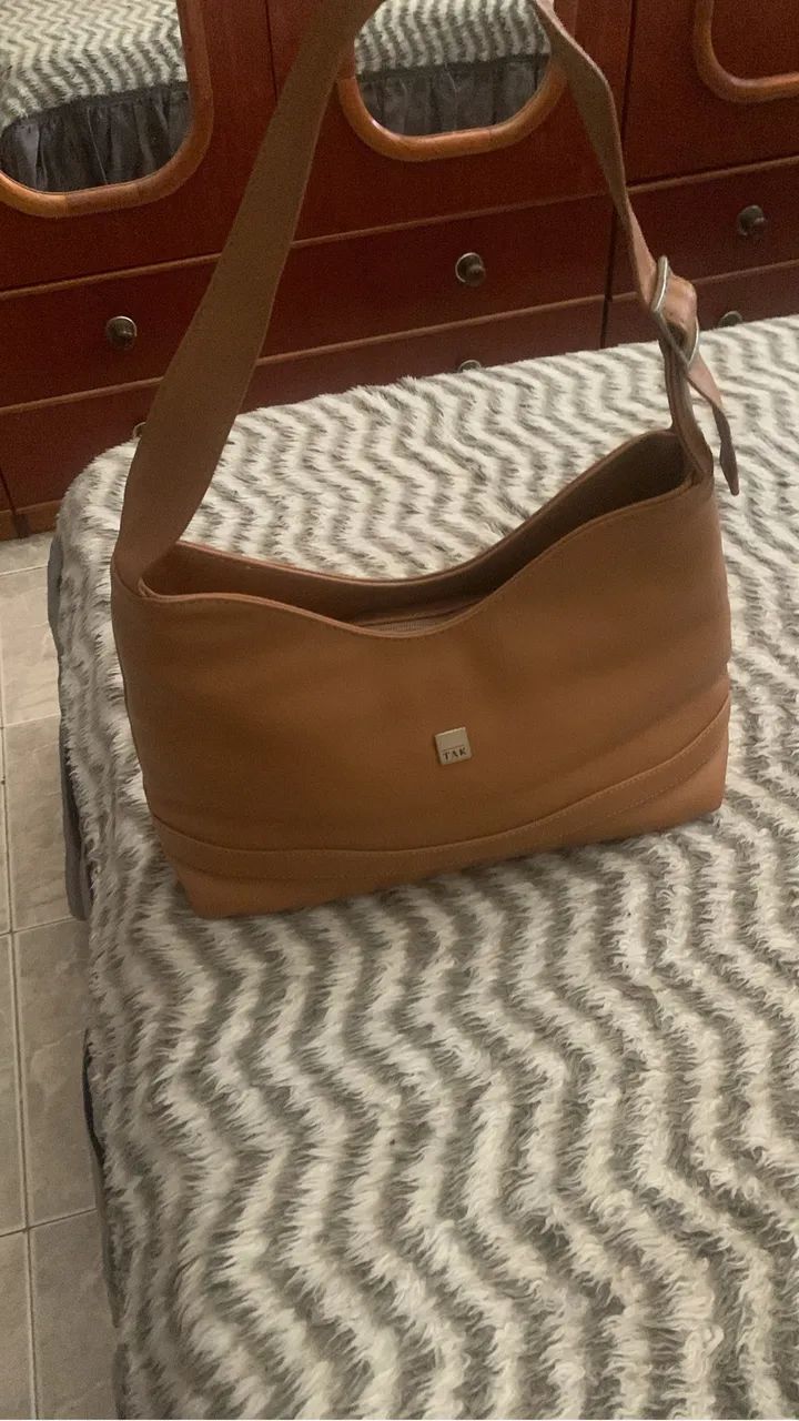 Bolsa de ombro na cor marrom 