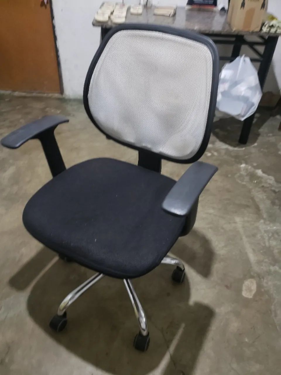 Cadeira para escritório usada - Leve defeito rodinha - Foto 3