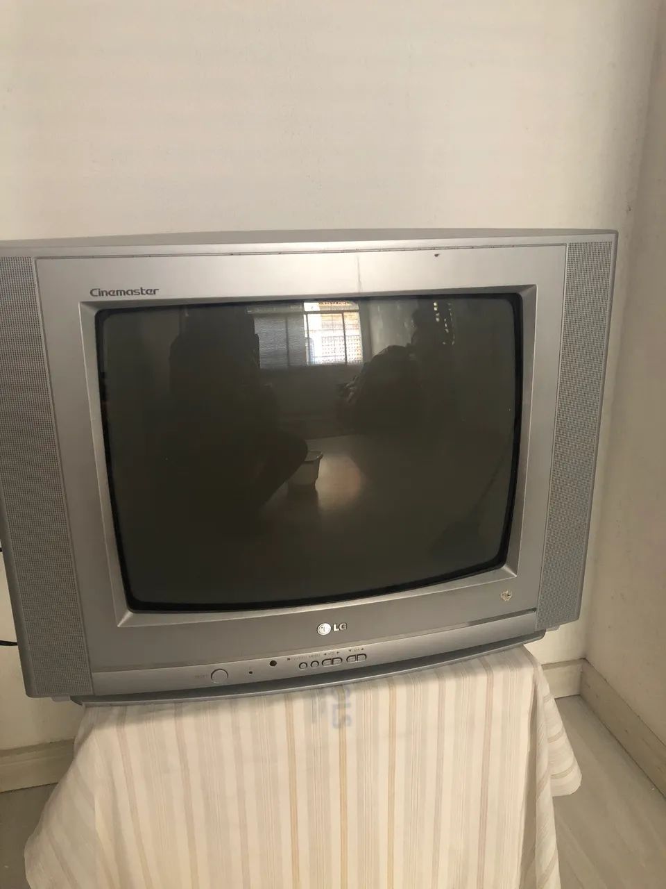 Troco TV LG 21 polegadas já acompanha o conversor por uma cama de solteiro 