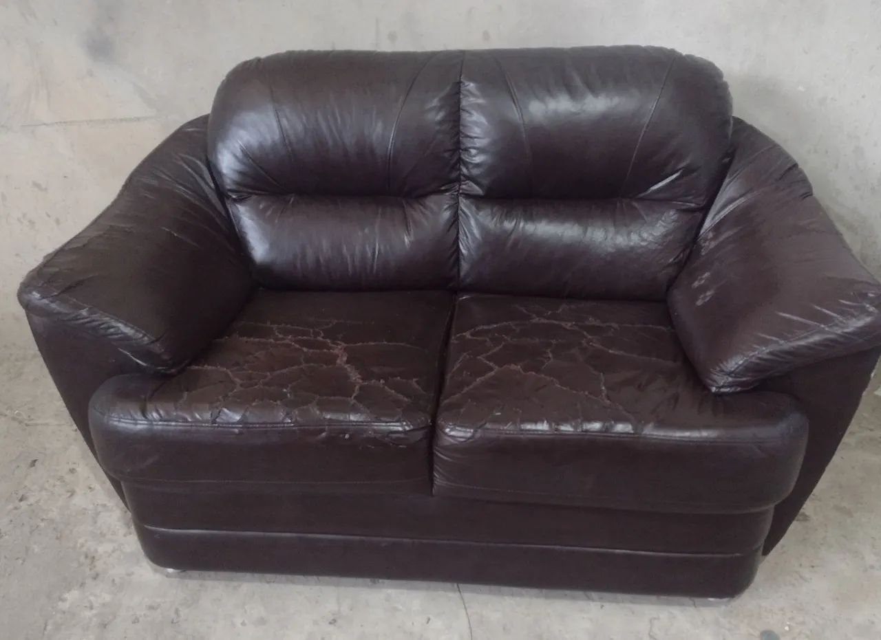 Sofá em couro 2 lugares 