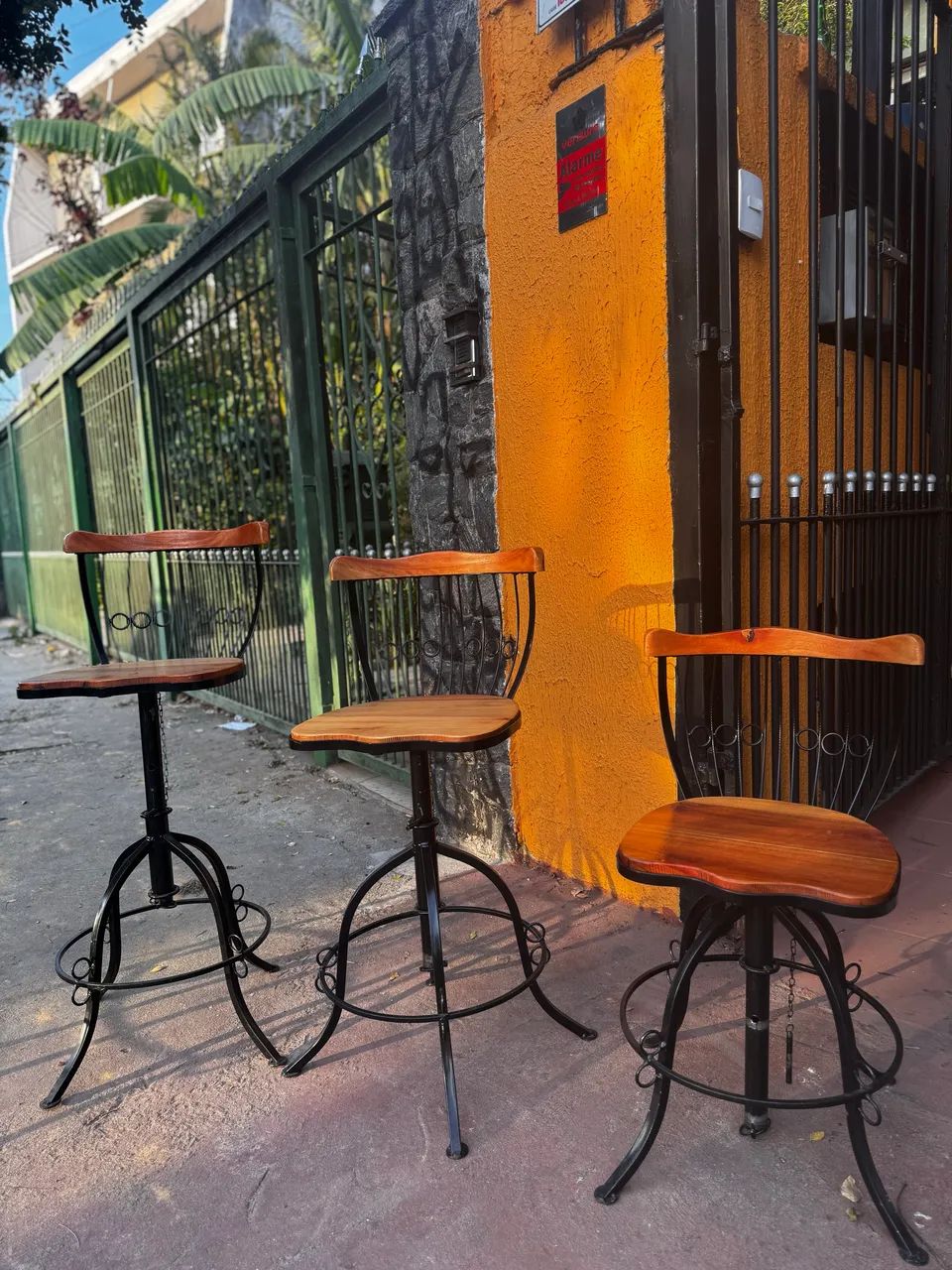 Mesa em madeira maciça com ajustes de altura para bares e restaurantes  - Foto 3