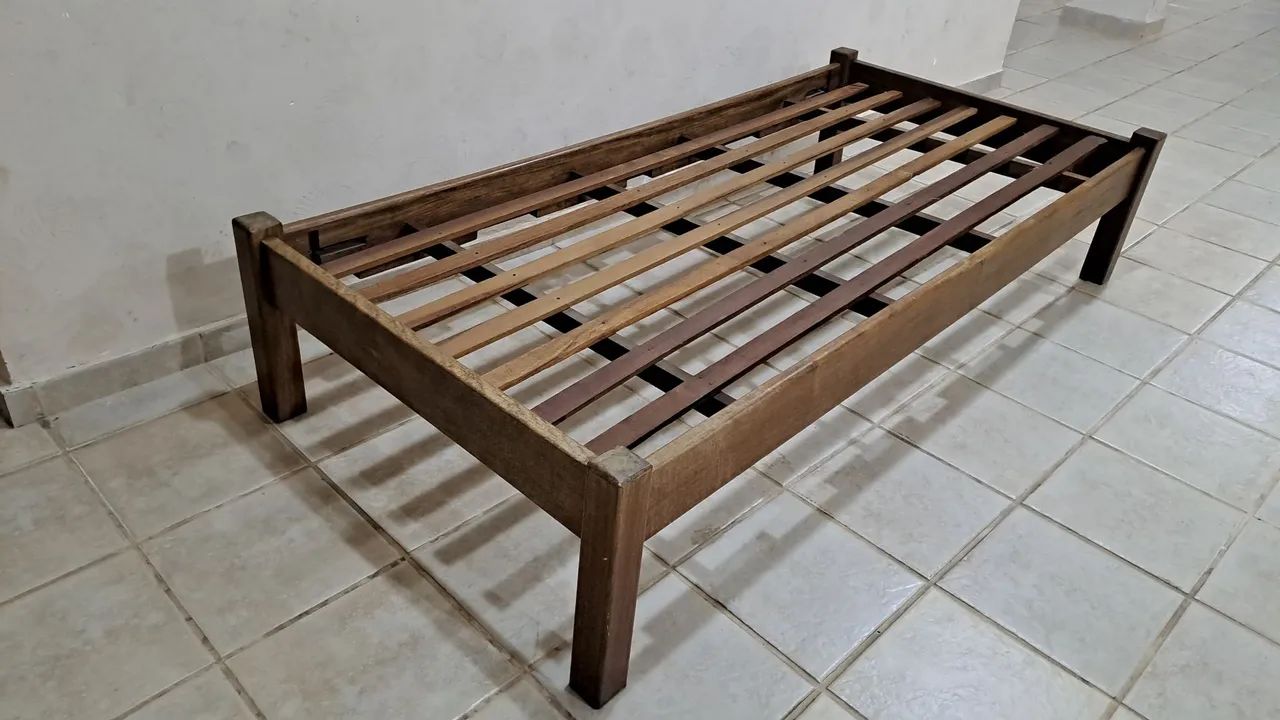 Cama solteiro madeira maciça.