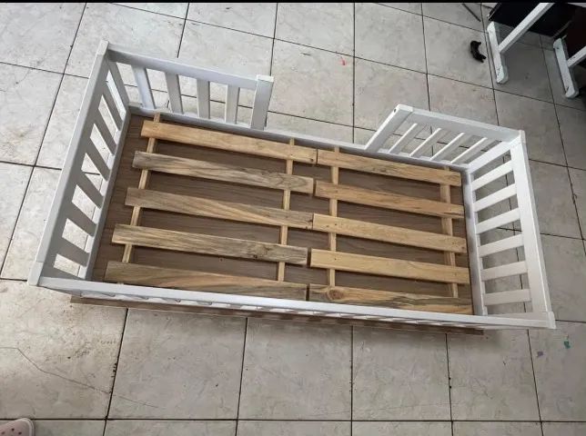Cama Infantil 1,55 m x 0,75 m com rodinhas e trava - Foto 4