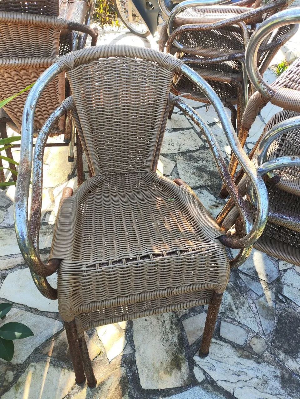 14 cadeiras necessitando reforma (ferrugem) - Foto 2