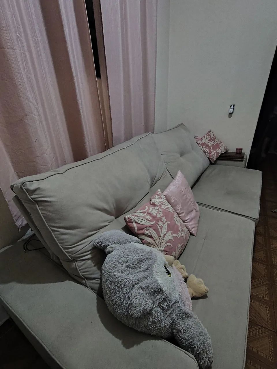 Sofá lindo bege suede - Foto 2