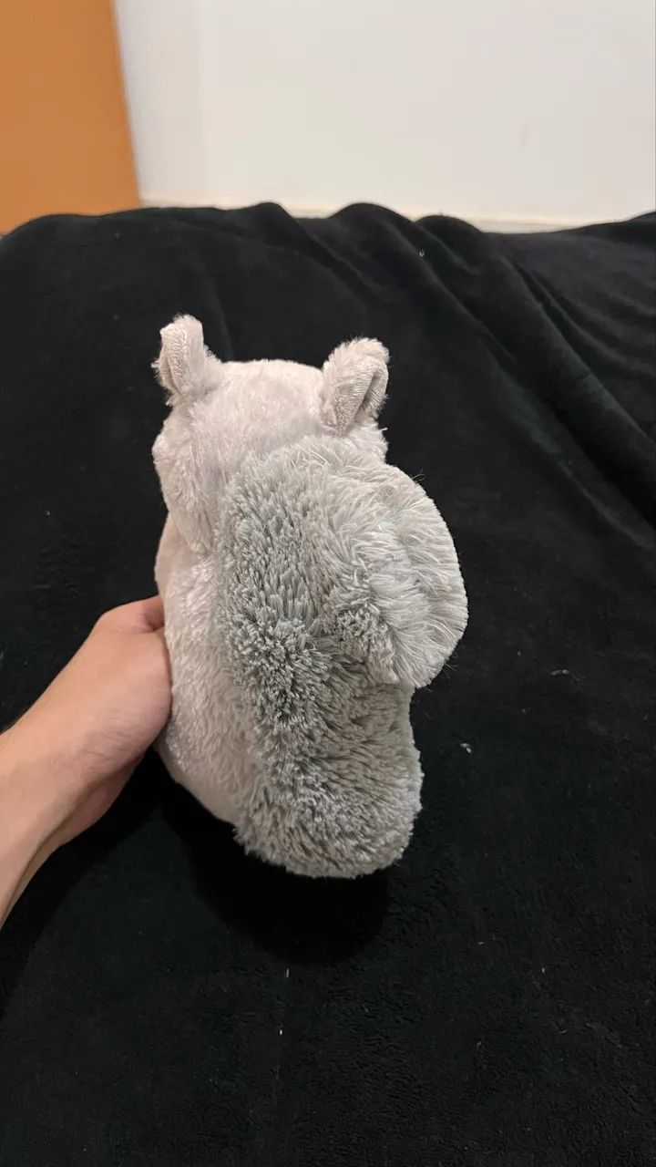 bichinho de pelúcia esquilo cinza