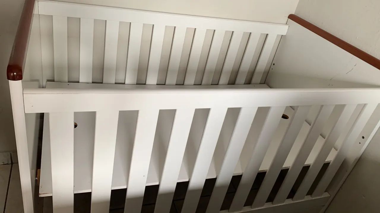 Berço de madeira com colchão 