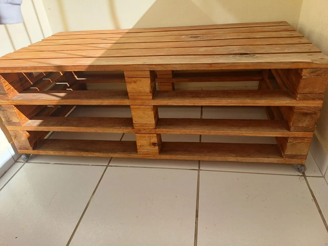 Banco de pallet com 6 rodinhas - Foto 3