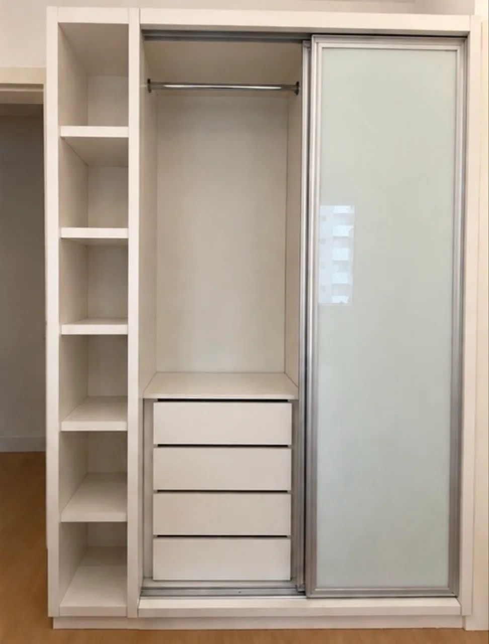 Guarda-roupa em MDF laqueado com portas de vidro - Foto 3
