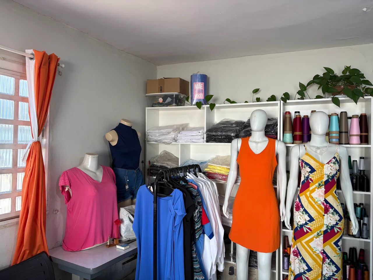 Consertos profissionais, uniformes e moda em geral.
