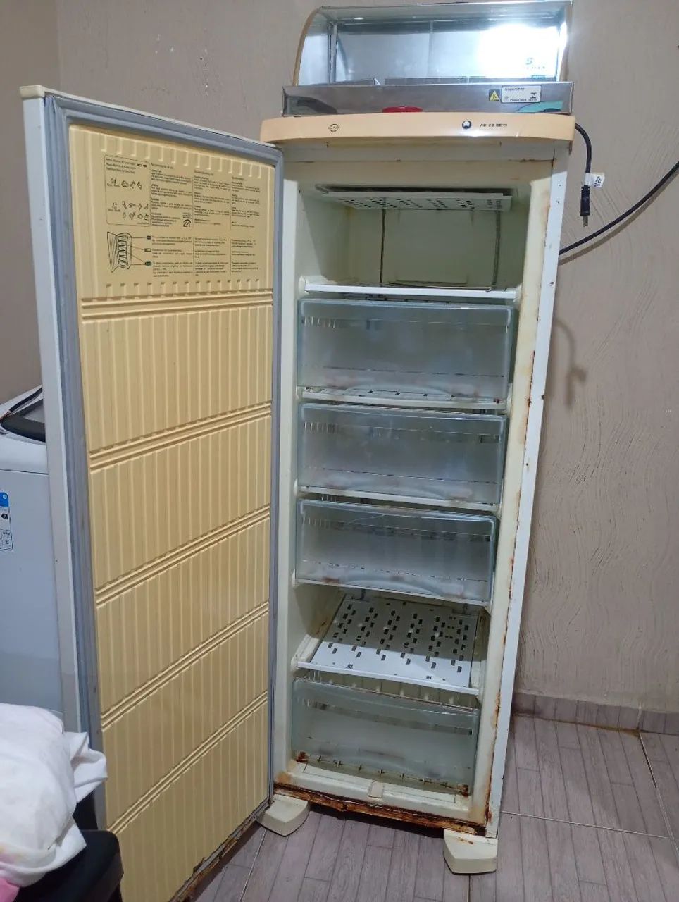 Vende um freezer e uma estofa  - Foto 2