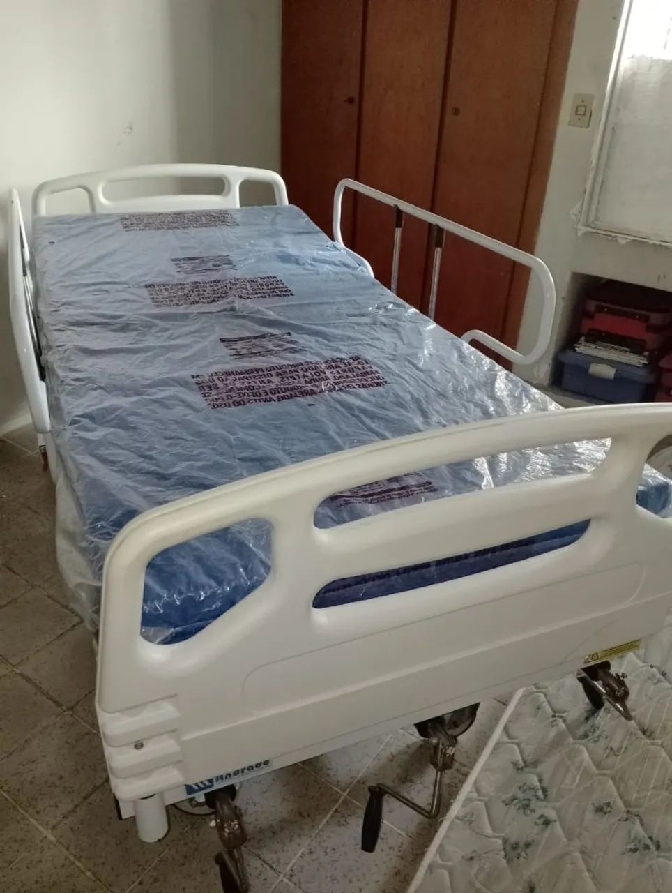 Cama hospitalar 3 manivelas 2 colchões  - Foto 2