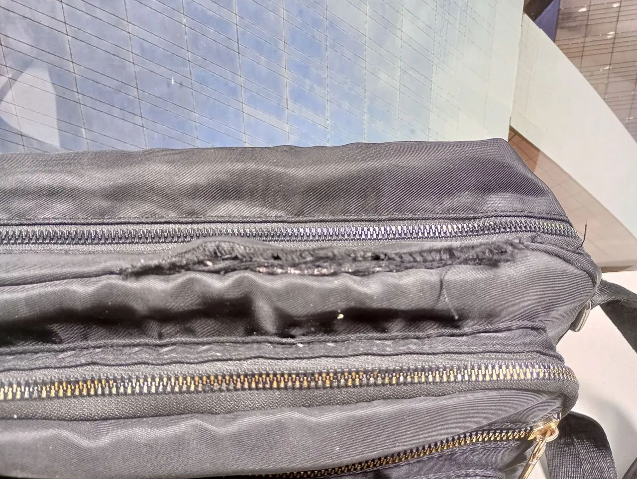Bolsa de Ombro com 6 Bolsos - Ótimo Estado - Foto 2
