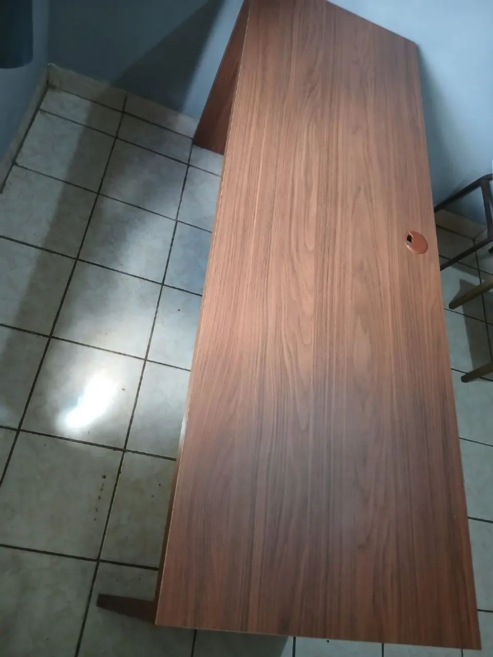 Mesa de escritório com o comprimento 1,80 - 1 metro e 80 centímetros - Foto 4