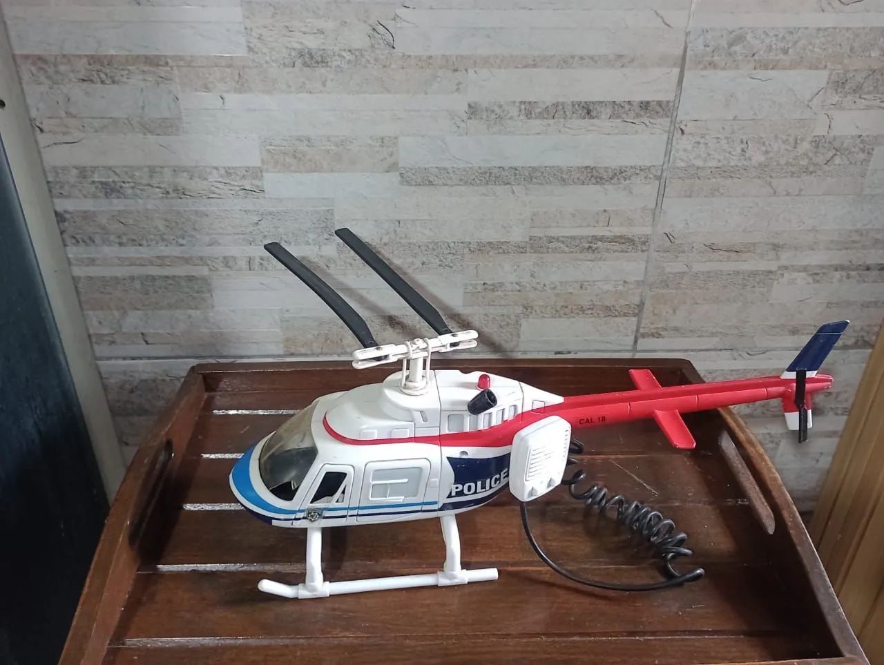 Helicóptero da polícia com sirene e microfone antigo