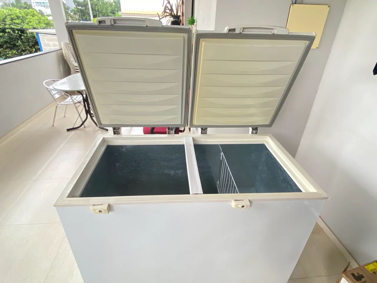 Freezer 2 tampas Eletrolux 400 litros  - Foto 2