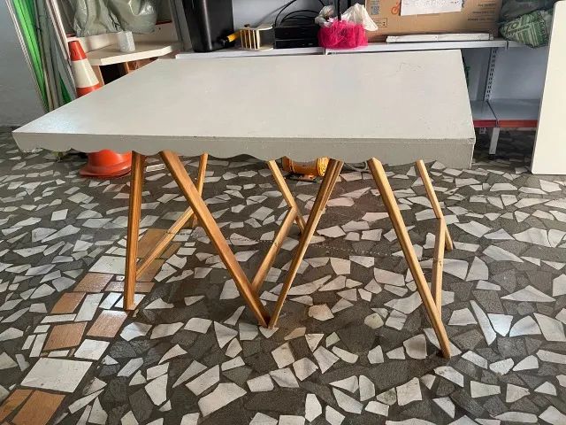Mesa MDF com pés de cavalete 
