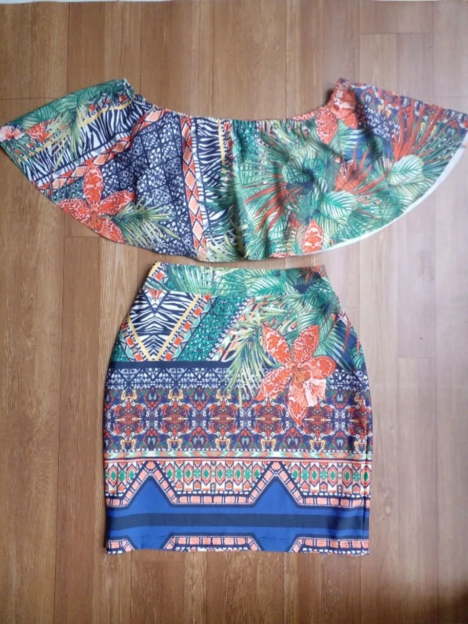 Conjunto feminino blusa e saia
