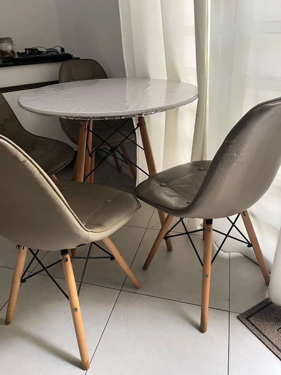 Mesa e cadeiras eames