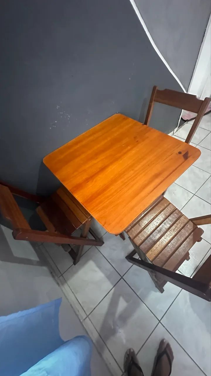 Mesa de madeira com 3 cadeiras dobráveis - Foto 4