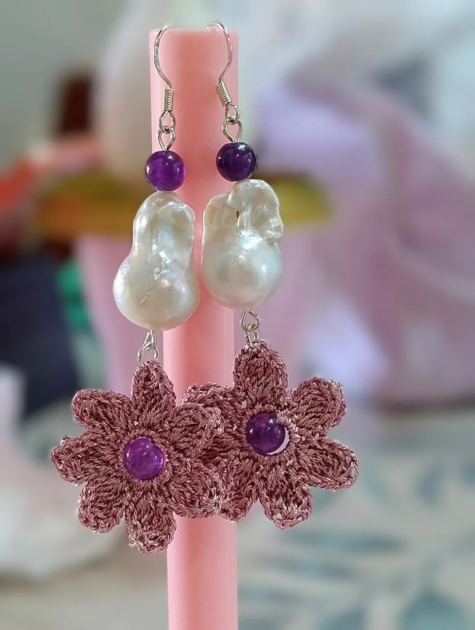 Brincos de crochê com pérolas e ametistas  - Foto 4