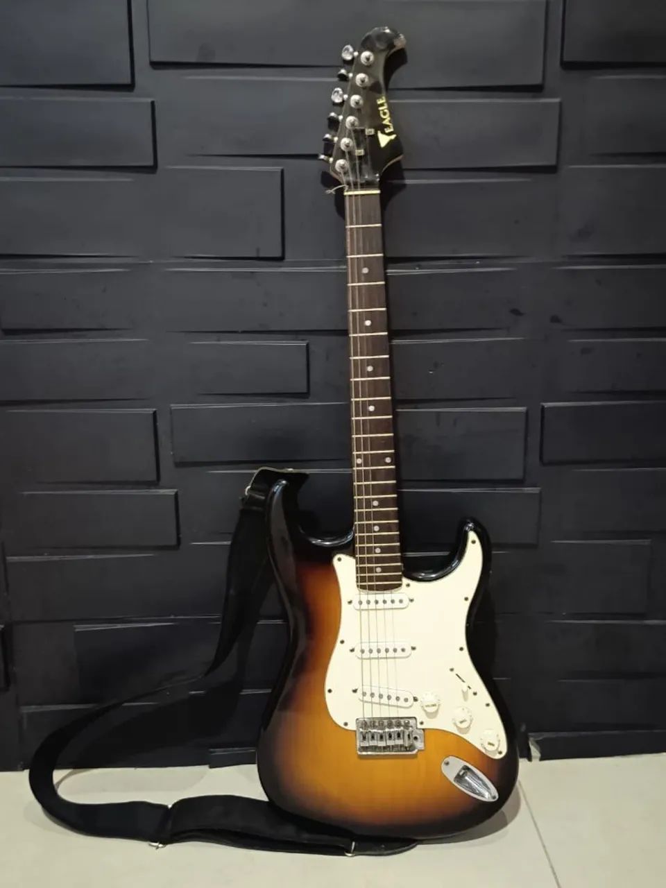 Guitarra Eagle stratocaster relíquia 