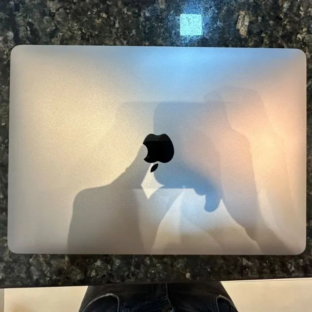 MACBOOK AIR 13" I5 - 2018 - EXCELENTE ESTADO - Foto 2