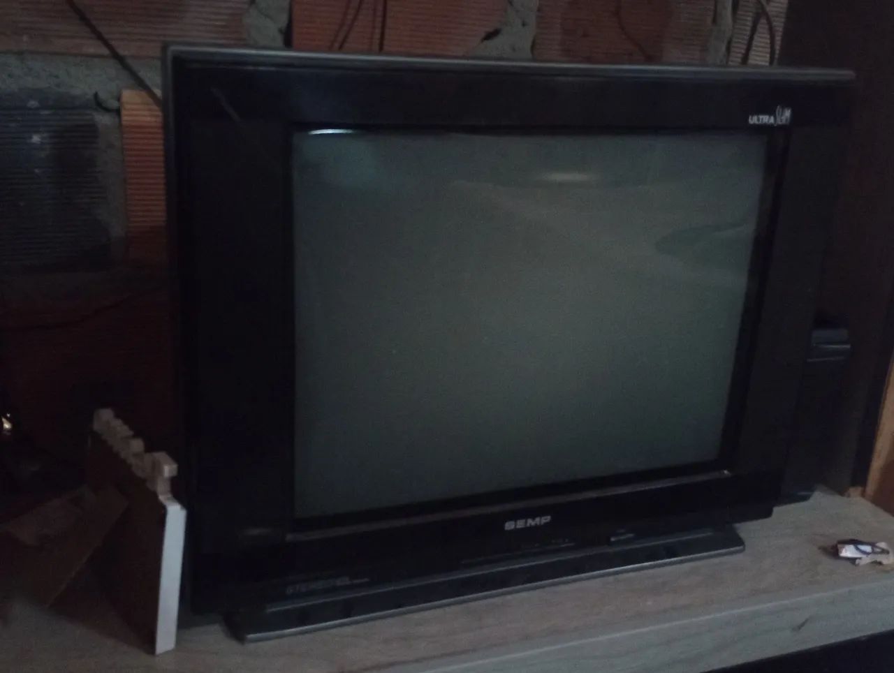 1 TV DE TUBO + DVD (DEFEITO)