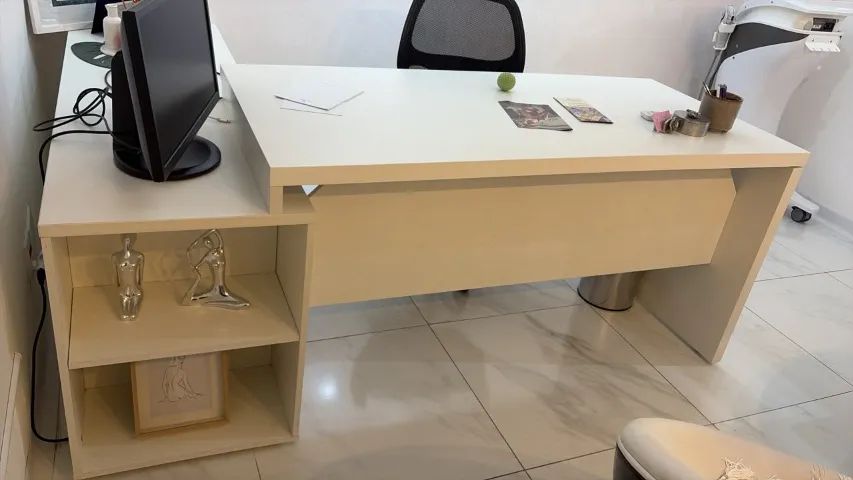 Mesa de Escritório / Consult
