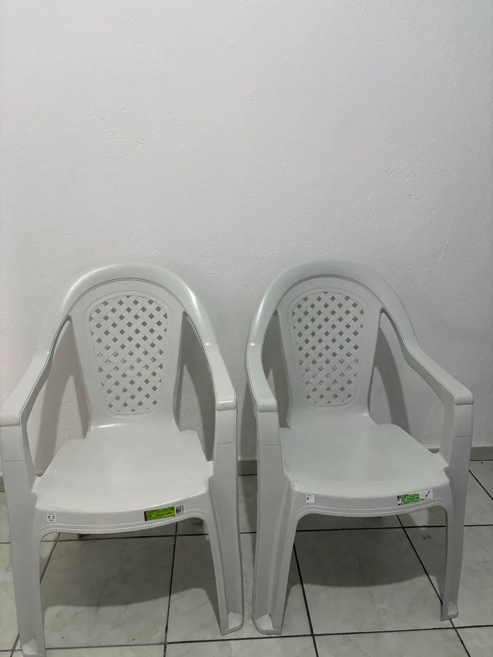 Duas Cadeira de plástico nova  - Foto 2