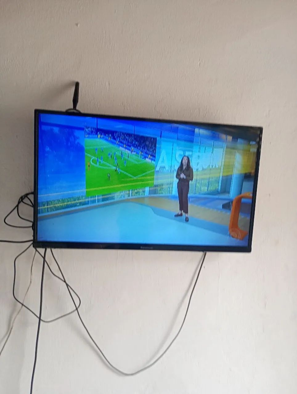 Uma televisão  32 polegadas  - Foto 2